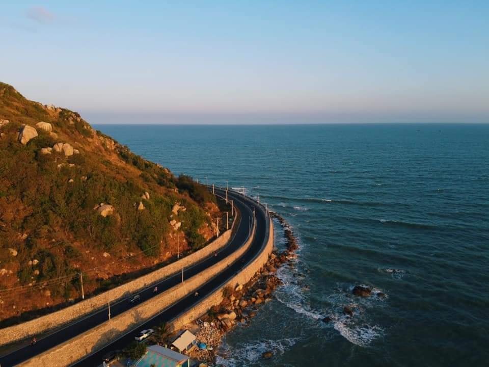 Khu du lịch Đèo Nước Ngọt tọa lạc trên cung đèo cùng tên, cách xa trung tâm thành phố nên không khí vô cùng bình yên.