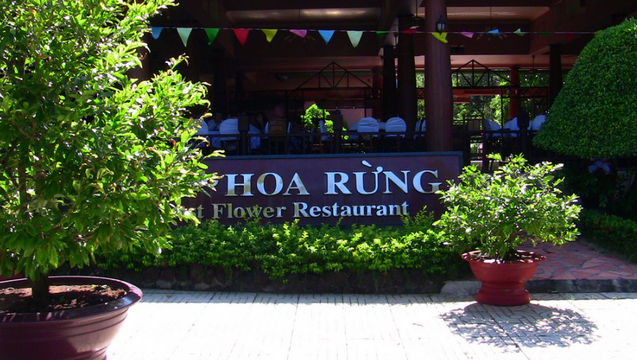 Lối vào nhà hàng hoa rừng