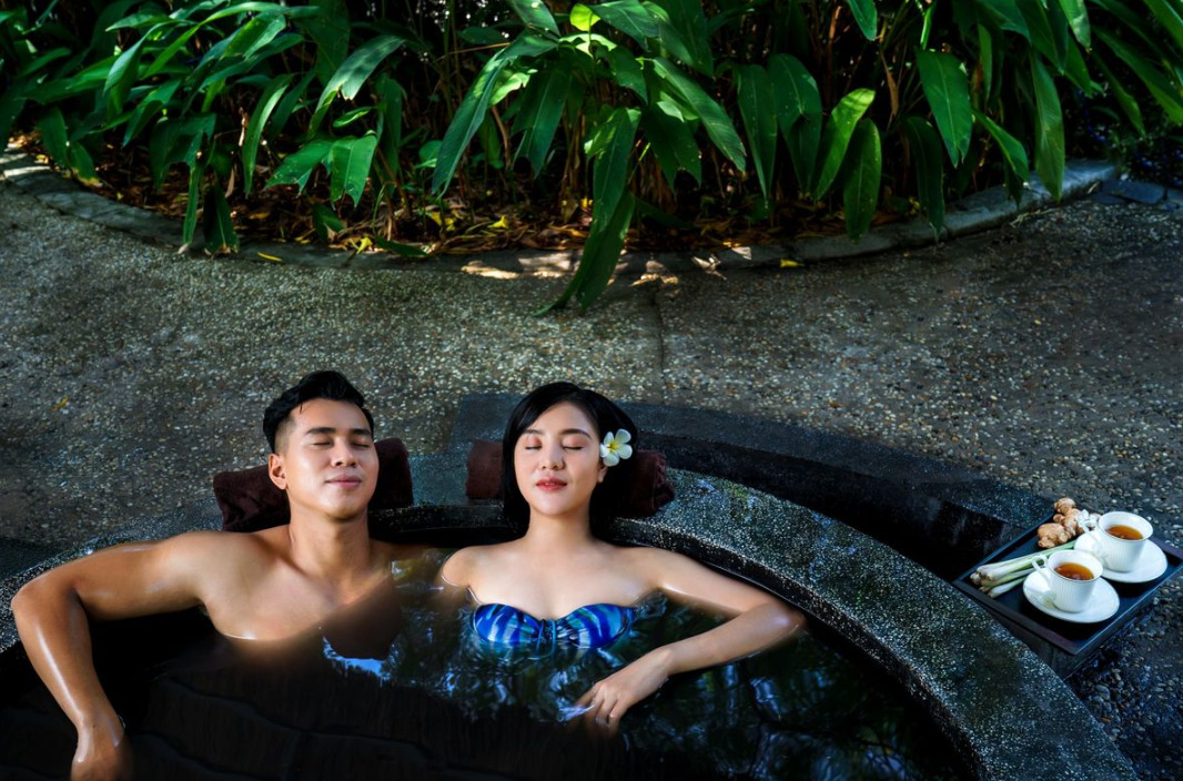 Ngâm mình trong thảo dược cho làn da mịn màng hơn