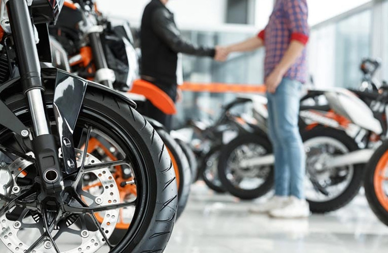 Chốt giá và làm thủ tục thuê xe máy