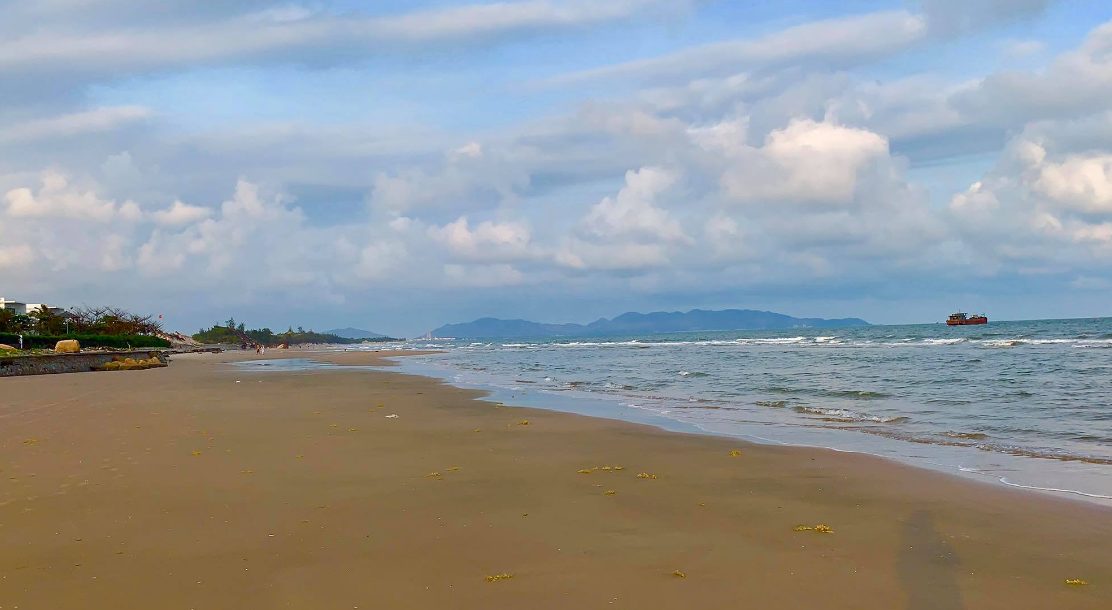 Bãi tắm Long Cung