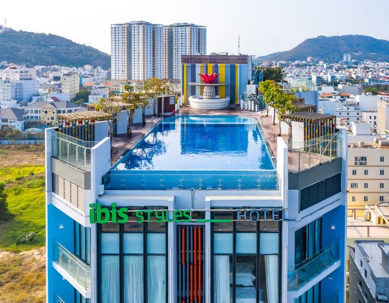 Hồ bơi vô cực view biển