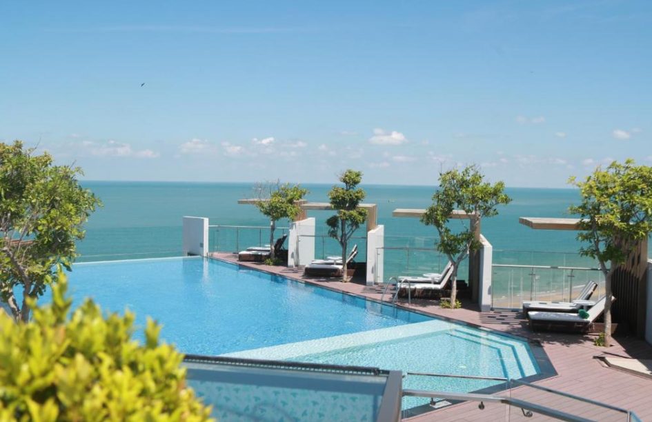 Hồ bơi vô cực view biển