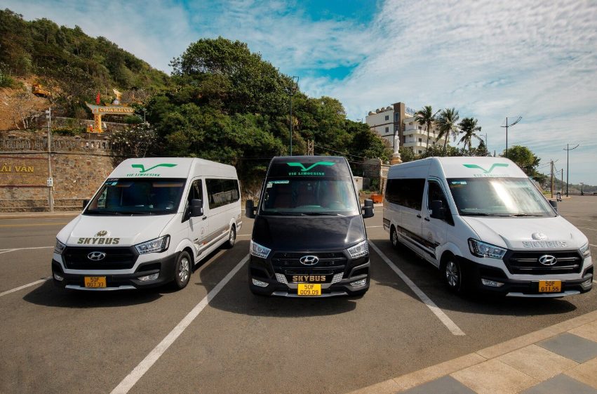 Di chuyển bằng xe khách hoặc Limousine 9 chỗ