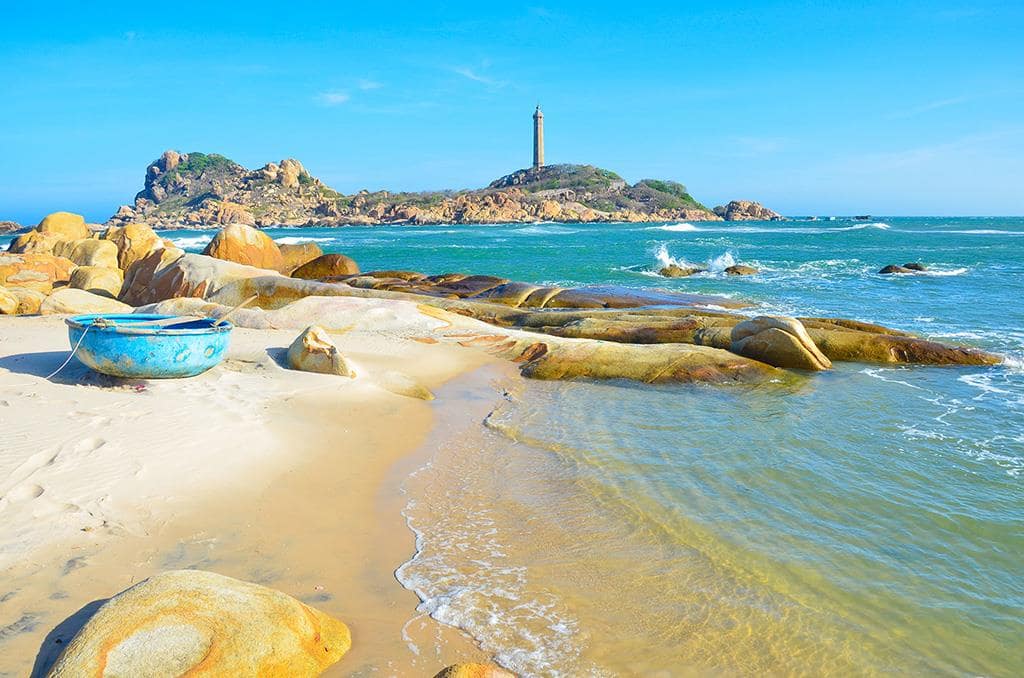 Tắm biển Hòn Rơm