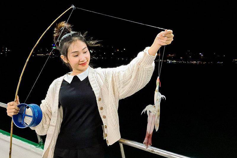 Câu mực trên biển