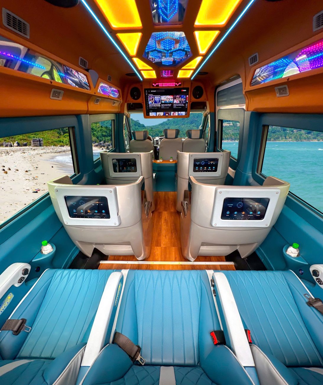Ghế Boeing trên xe tích hợp massage lưng với 7 chế độ tùy chỉnh nên bạn có thể tận dụng thời gian trên xe để tận hưởng và nghỉ ngơi.