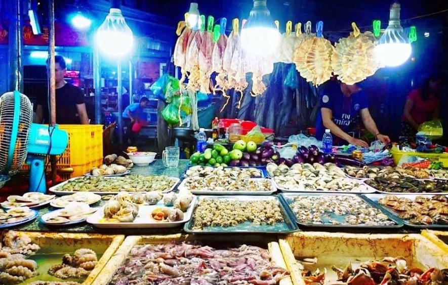 Thưởng thức ẩm thực địa phương ngon quên lối