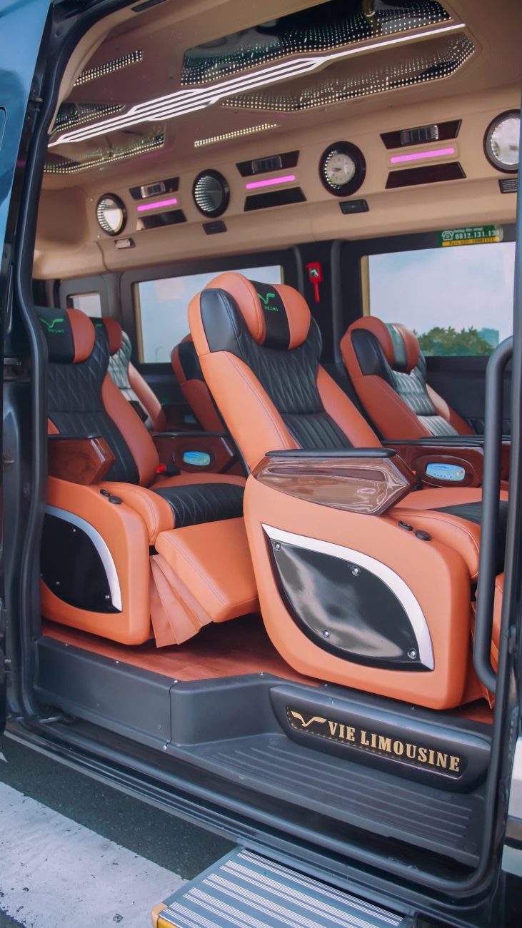 Sàn xe cũng được ốp gỗ sang trọng và Vie Limo luôn giữ xe đẹp, sạch sẽ và sáng bóng.