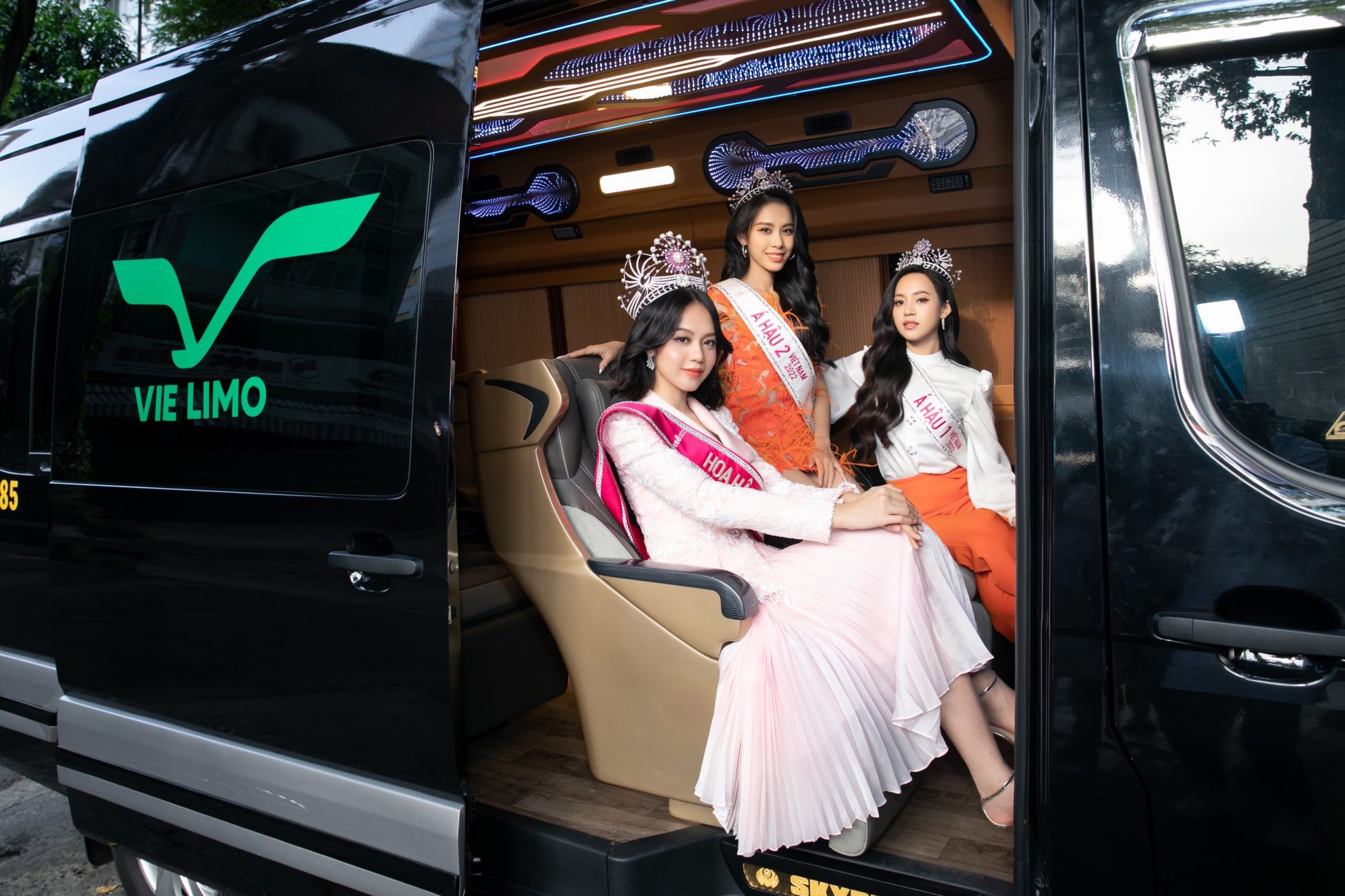 Top 3 Hoa Hậu Việt Nam 2022 tham gia Media tour sau đăng quang trên chiếc Limousine 9 chỗ của Vie Limo