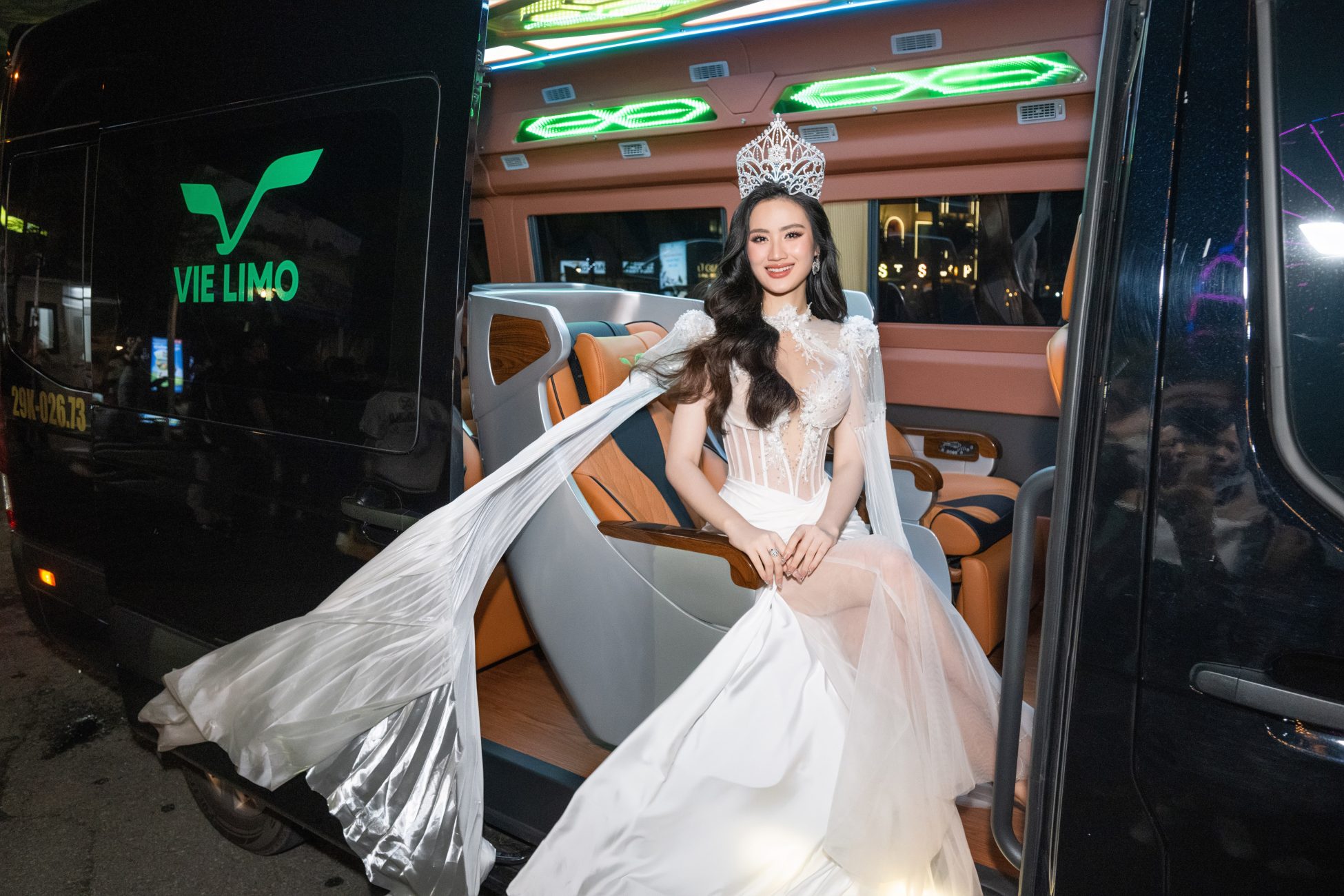 Miss World Việt Nam 2023 - Huỳnh Trần Ý Nhi di chuyển cùng Vie Limo đến đêm Chung kết Mr World 2024, diễn ra tại Bikini Beach Phan Thiết