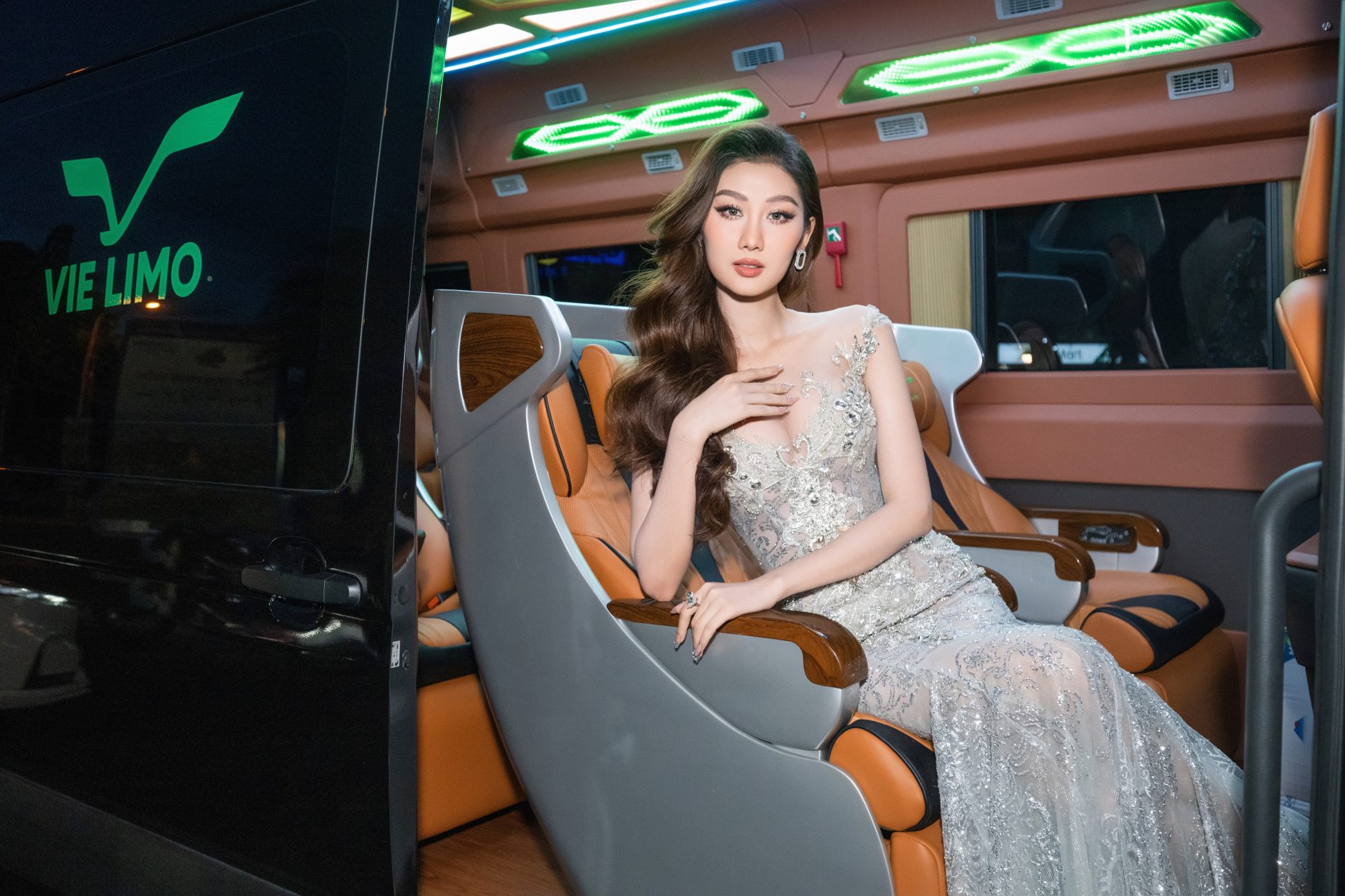 Miss Grand Việt Nam 2024 - Võ Lê Quế Anh lựa chọn Vie Limo làm người bạn đồng hành để di chuyển đến đêm Chung kết Mr World 2024 tại Bikini Beach, Phan Thiết.