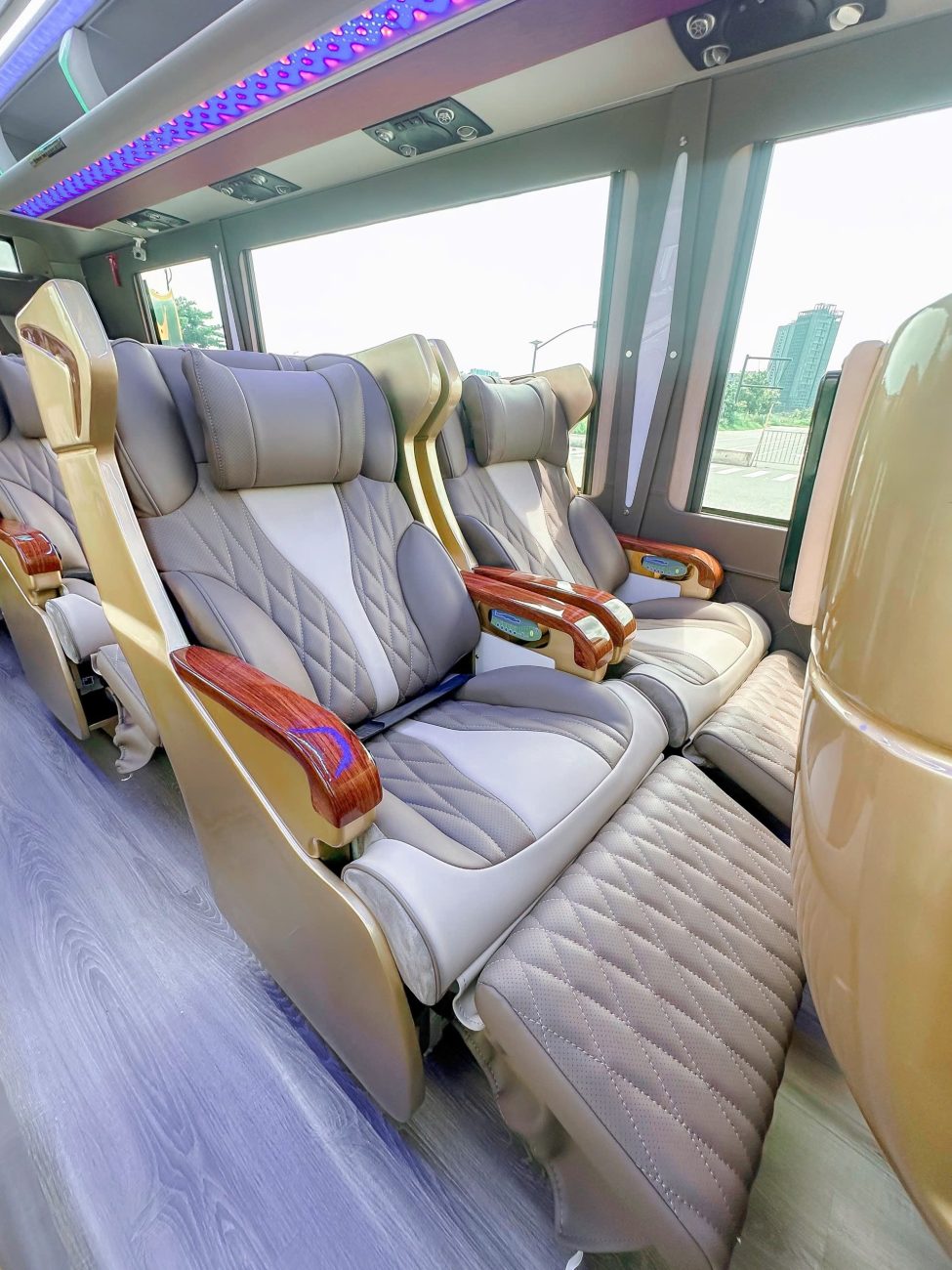Thuê xe limousine 18 chỗ