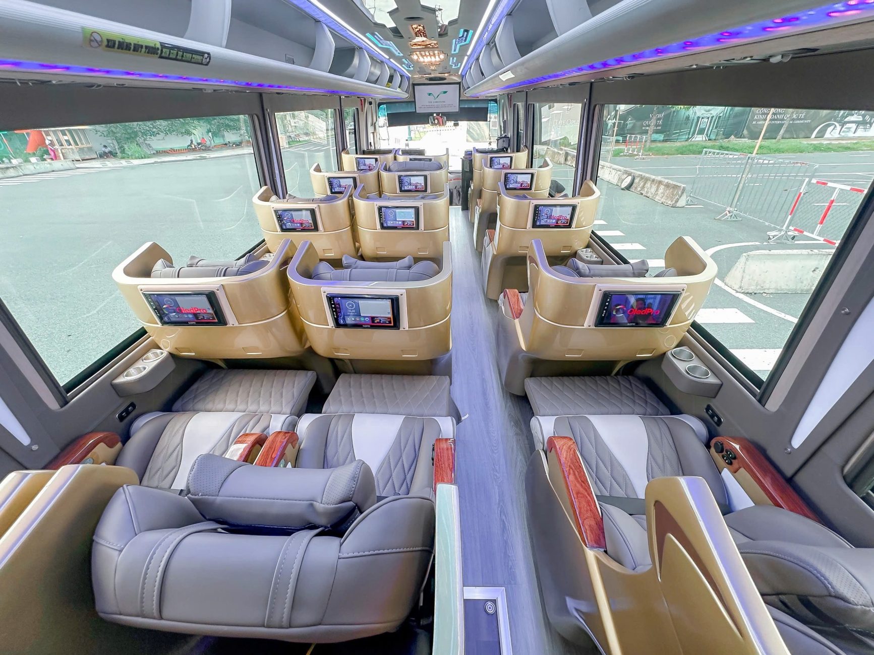 Thuê xe limousine 16 chỗ