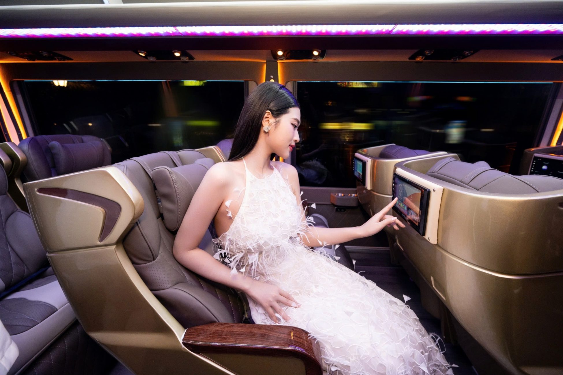 Thuê xe limousine 18 chỗ