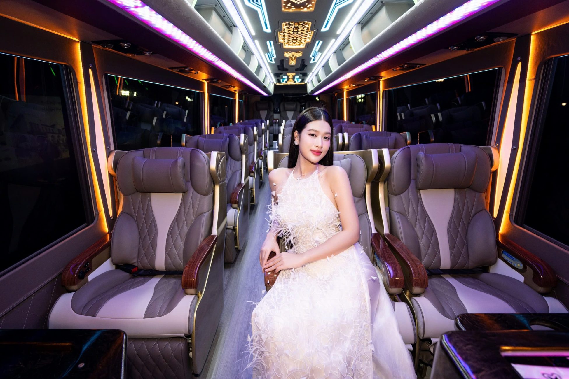 Miss Grand Việt Nam 2022 - Đoàn Thiên Ân di chuyển cùng xe Limousine 18 chỗ của Vie Limo đến sự kiện National Costume (Mr World 2024)