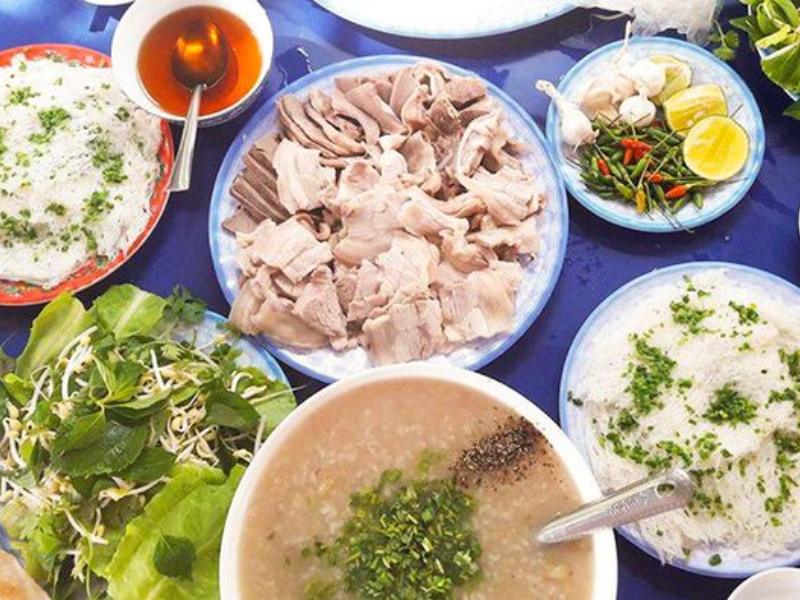 Bánh hỏi lòng heo quán Hoàng Cầm