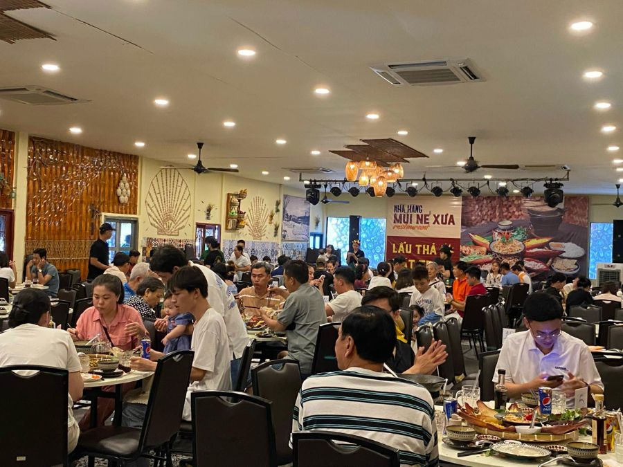 Ăn trưa tại Nhà hàng Mũi Né Deli