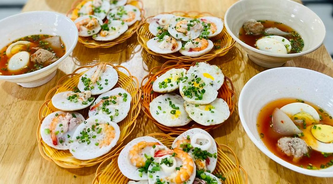 Quán bánh căn Mũi Né - Quán Tám
