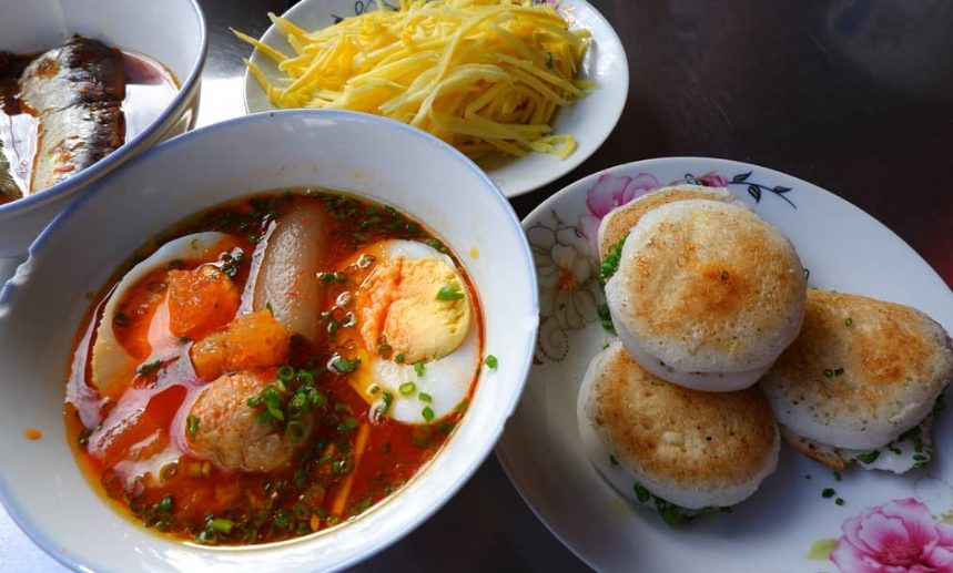Quán bánh căn dưới chân cầu Dục Thanh