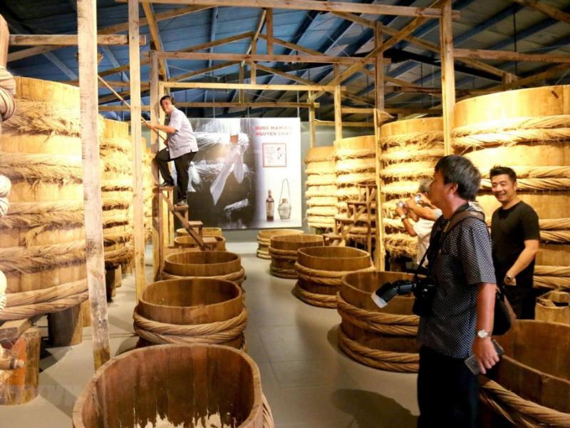 Những thùng gỗ ủ nước mắm