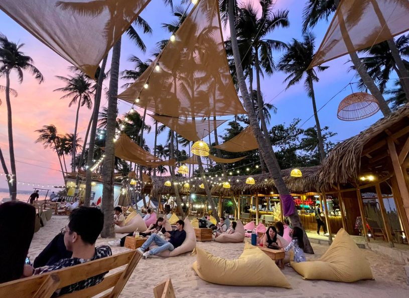 Pineapple Mũi Né Beach Bar nằm cạnh bãi biển thơ mộng