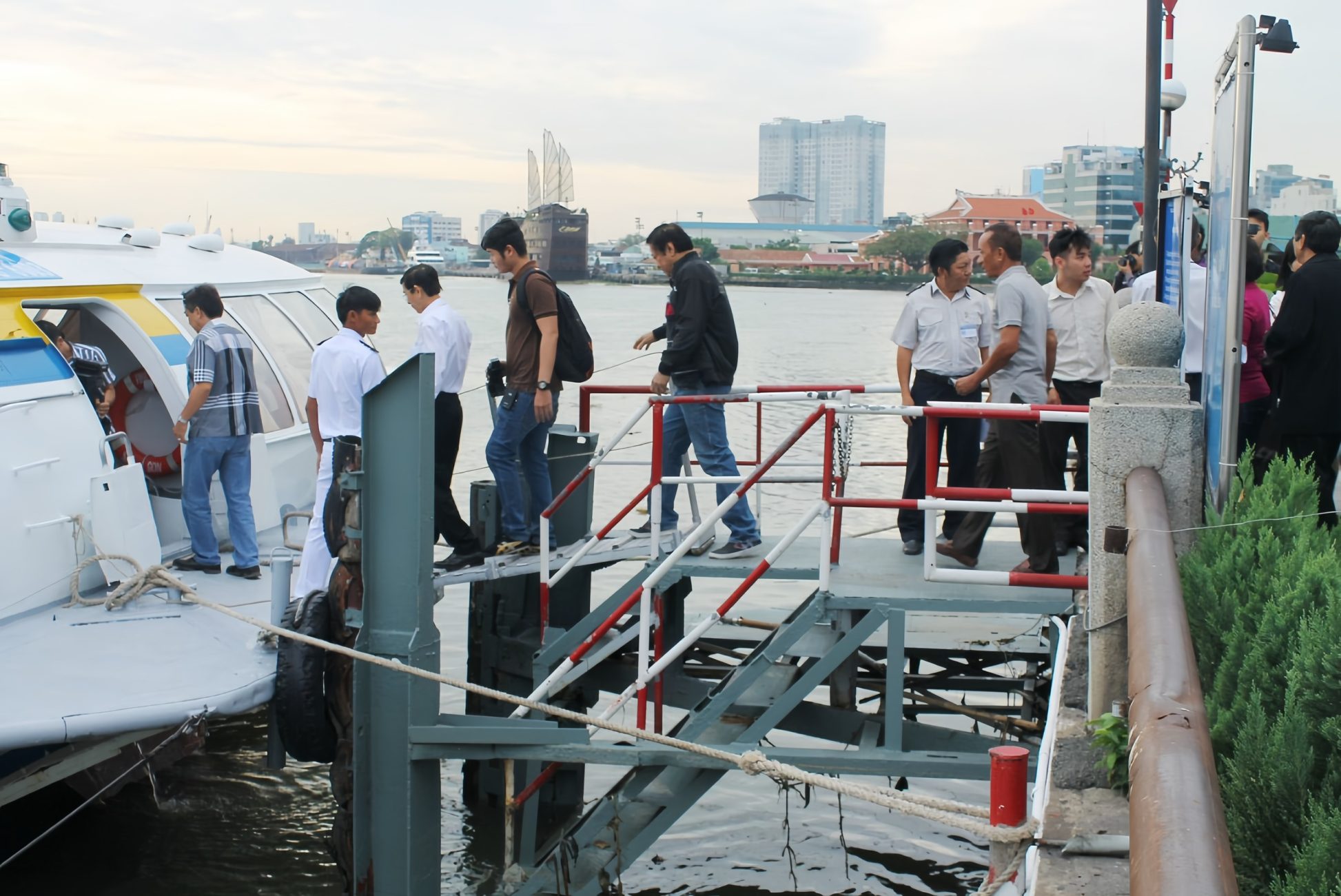 Đặt vé tàu cánh ngầm ở đâu