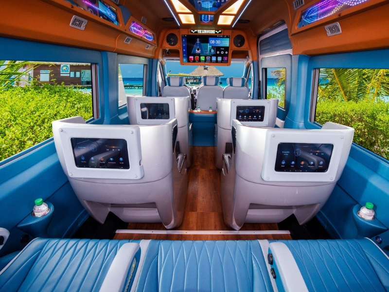 Di chuyển bằng bằng xe Limousine