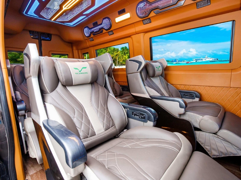 Di chuyển bằng xe Limousine tại Vie Limo