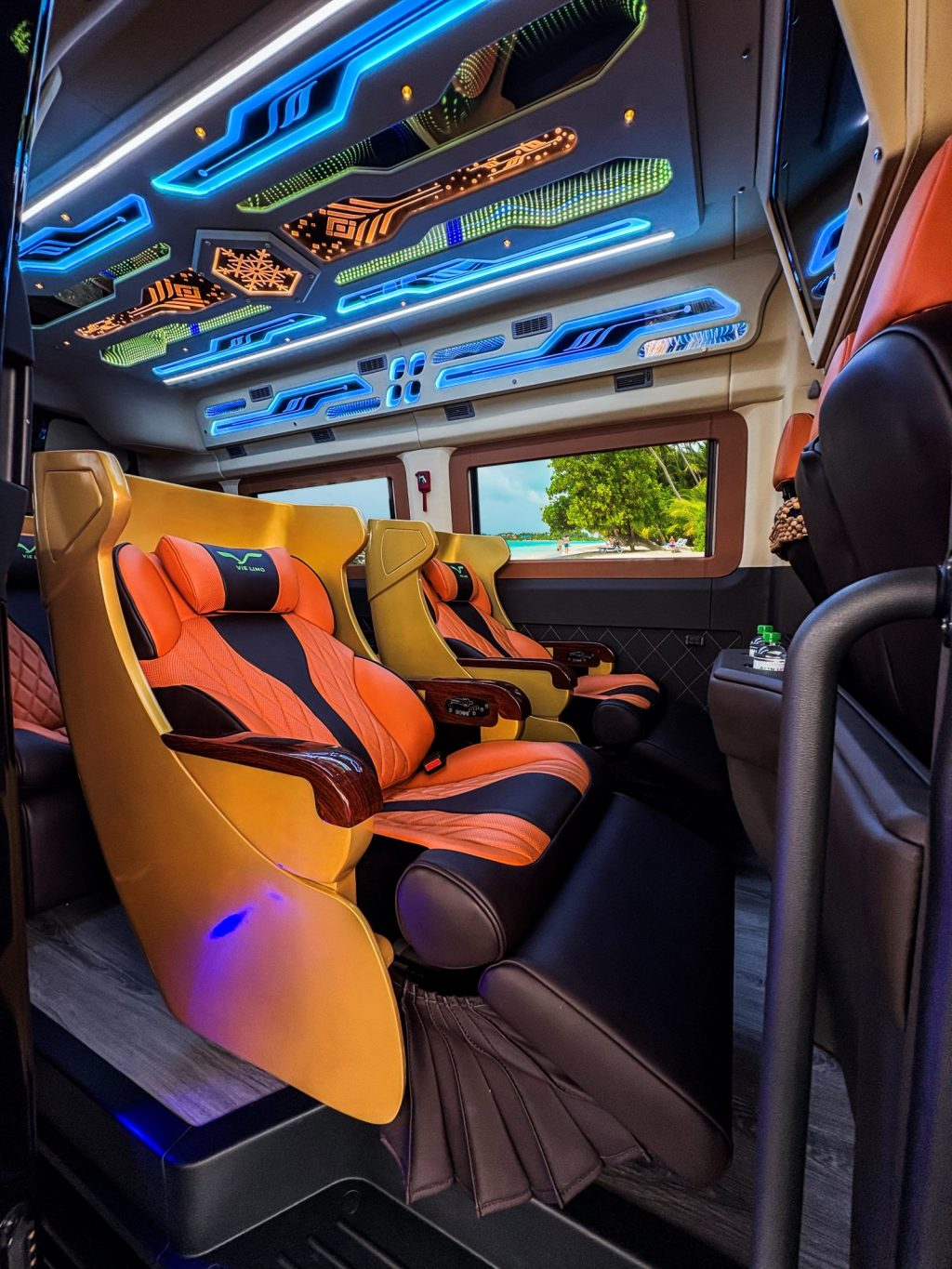 Đi bằng xe limousine