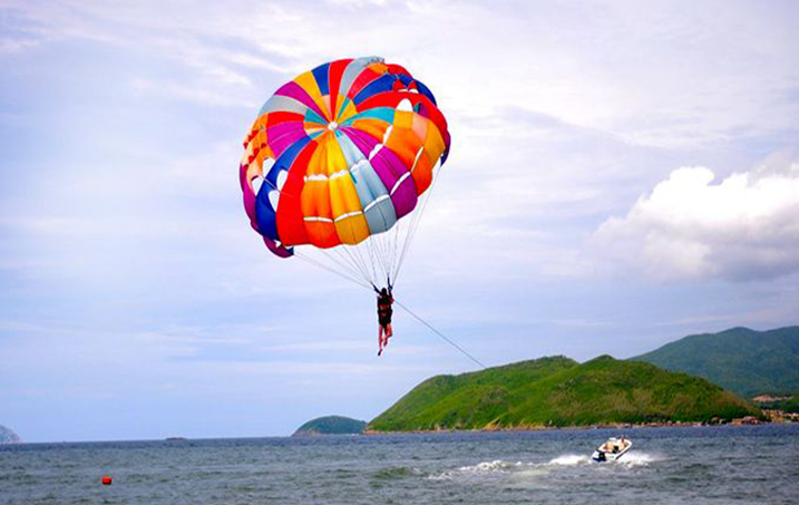 Tắm biển và tham gia hoạt động tại Mũi Né